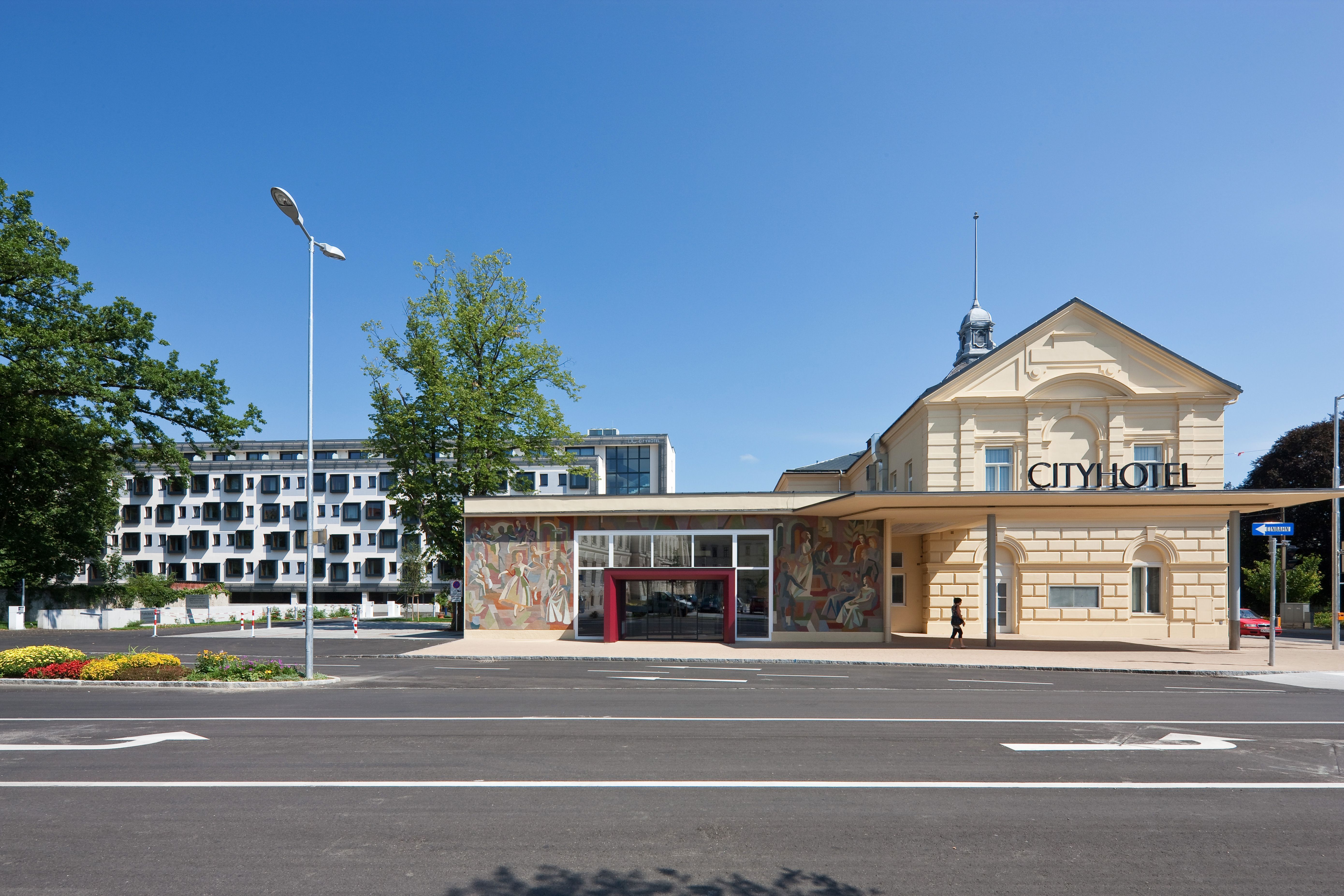 Außenansicht des Cityhotel D & C mit modernem und historischem Gebäudeteil.