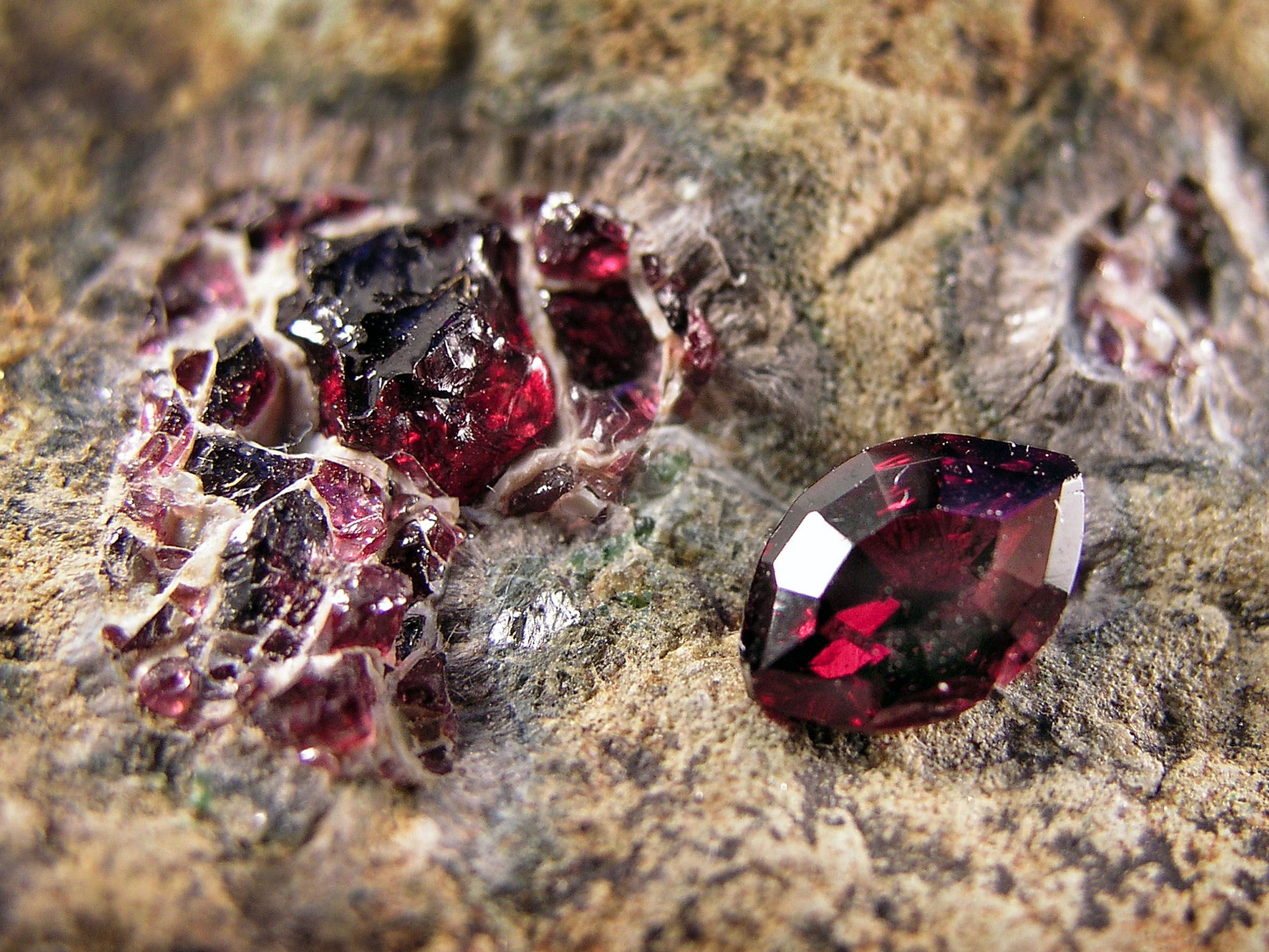 Pyrop im Mineralienzentrum