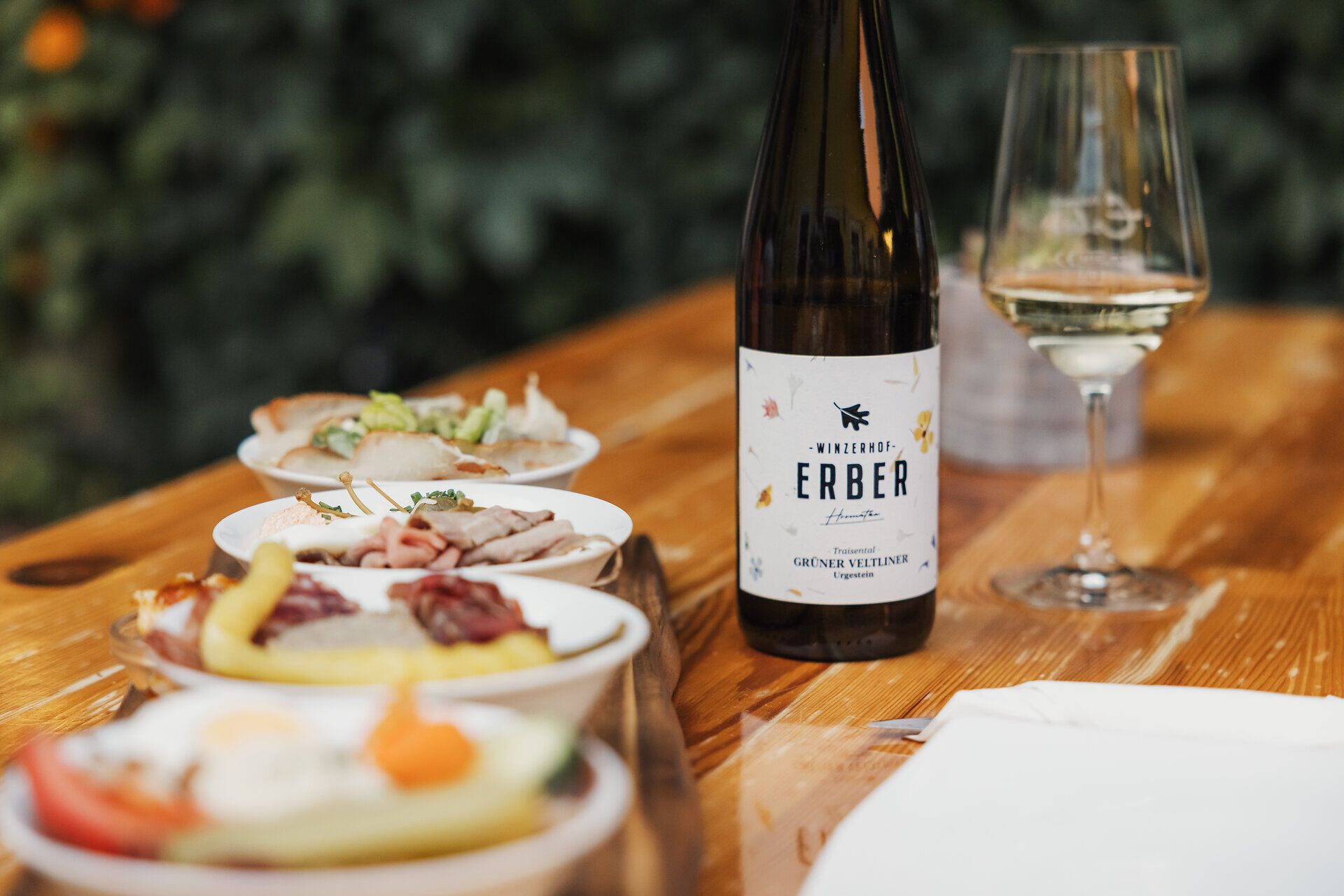Genießen Sie eine köstliche Heurigenjause inmitten der malerischen Weinlandschaft. Der frische Grüne Veltliner harmoniert perfekt mit den regionalen Spezialitäten und lädt zum Verweilen ein. Lassen Sie sich von der idyllischen Atmosphäre und den herrlichen Ausblicken verzaubern.