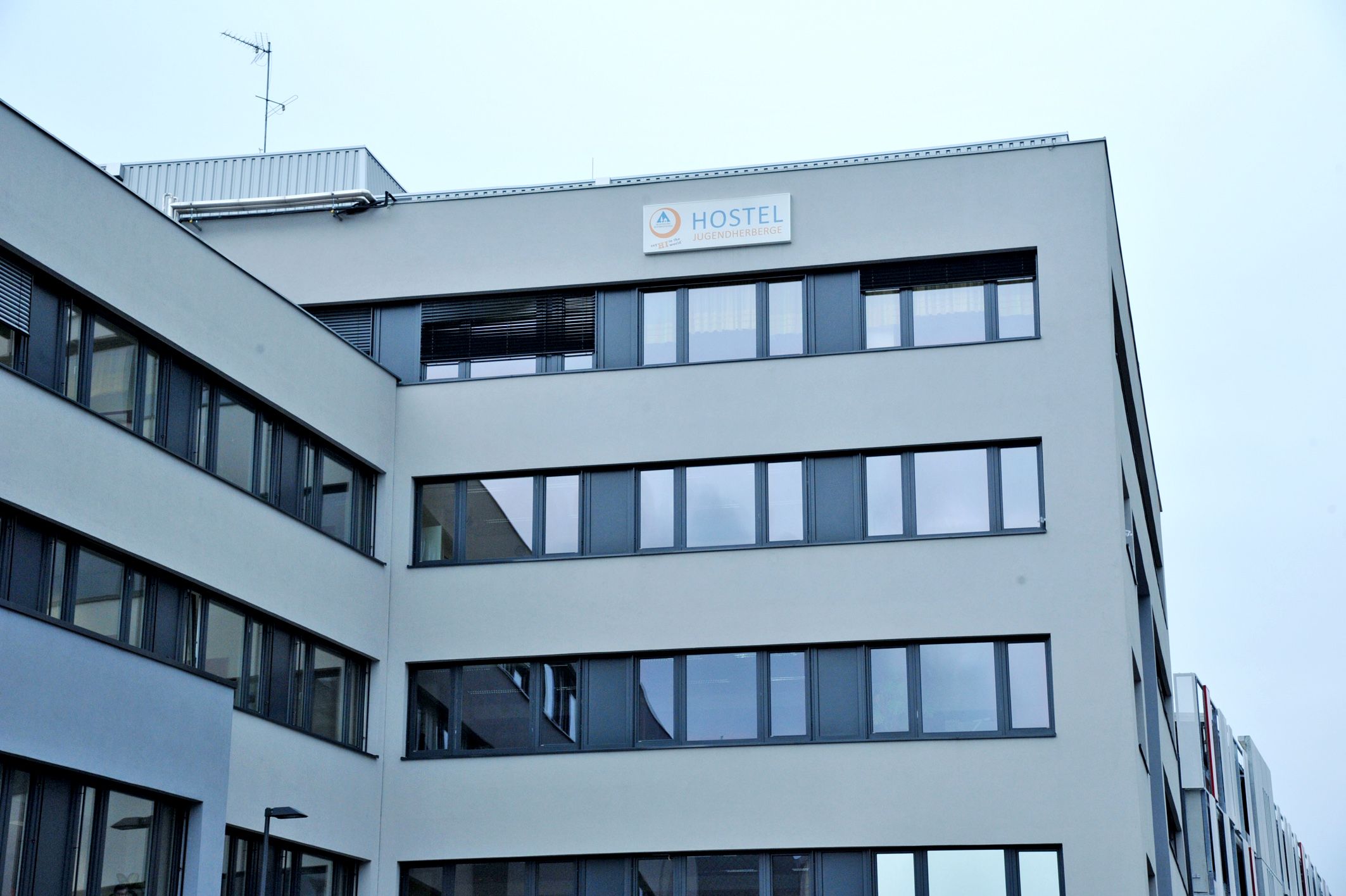 Modernes Gebäude mit Schild 'Hostel Jugendherberge'.