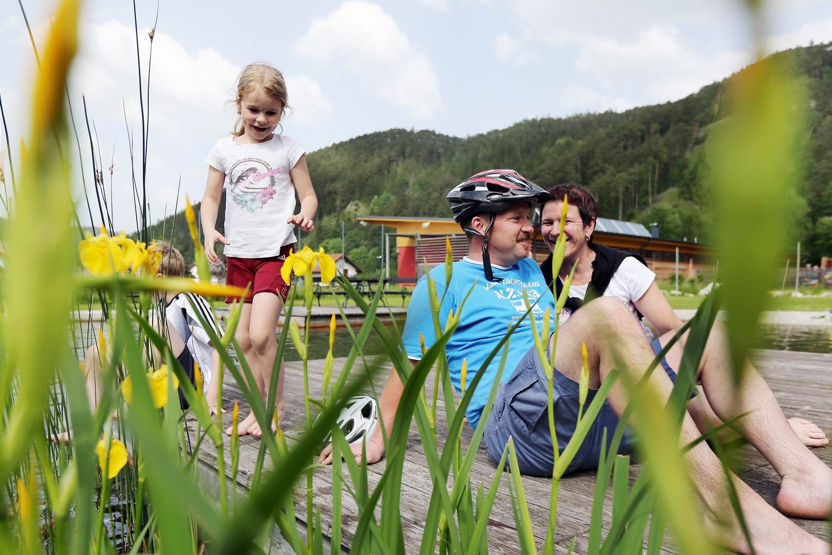 Familie entspannt auf einem Steg am Naturerlebnisbad Türnitz.