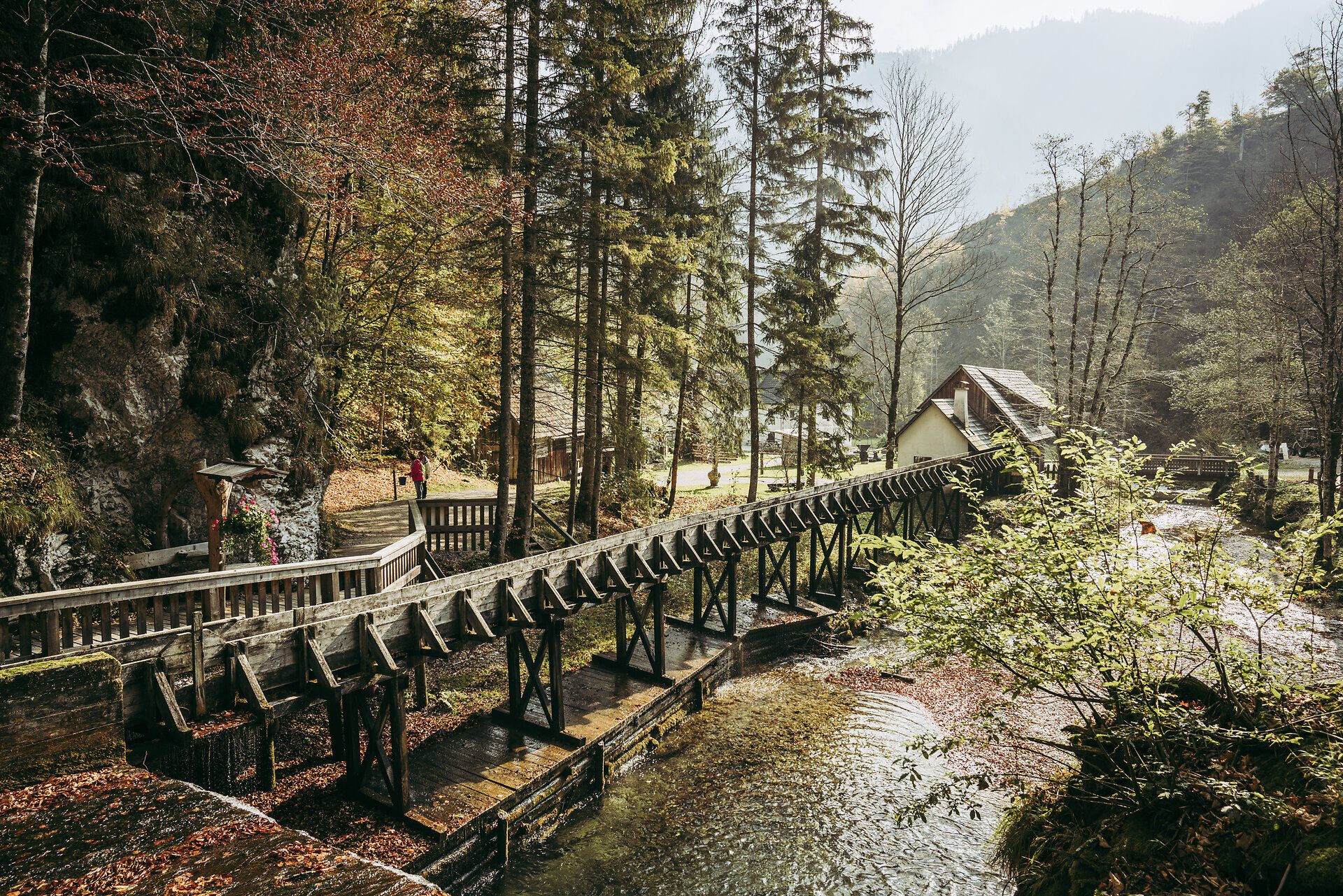 Umgeben von majestätischen Bäumen und sanften Hügeln fließt ein klarer Bach durch das idyllische Tal. Die frische Luft und das sanfte Plätschern des Wassers laden Wanderer ein, die Schönheit der Natur zu genießen und die Seele baumeln zu lassen.