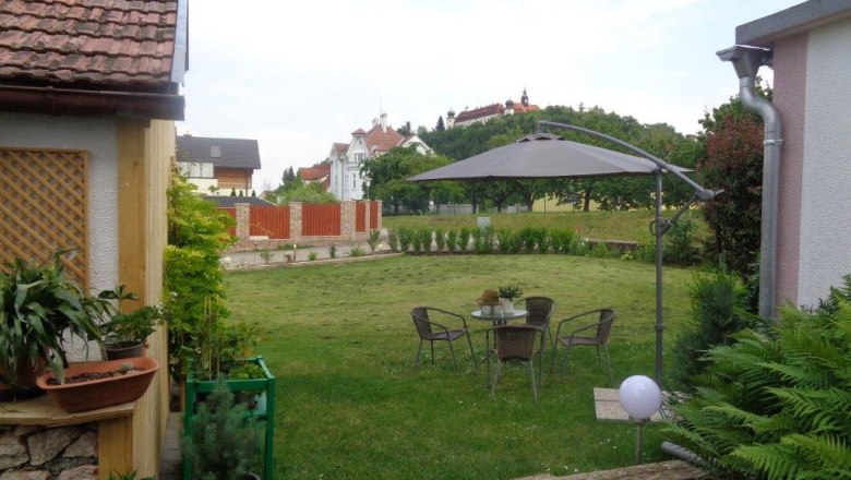 Garden view with a good view of the castle in Reidling. Garden set with parasol on the well-tended lawn.