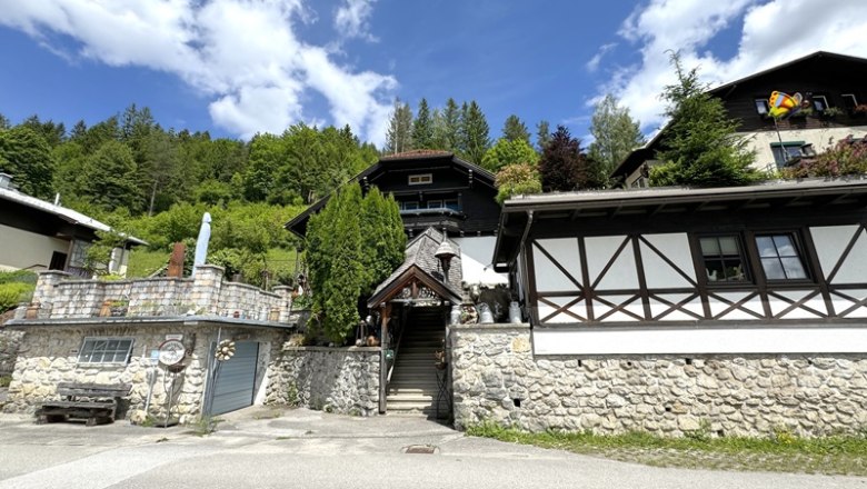 Zugang zu dem Ferienhaus, das aus Steinen erbaut wurde., &copy; Haus Anton