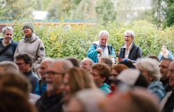 Das Duo Wiener Blond mit Verena Doublier und Sebastian Radon begeistert das Publikum mit humorvollen Texten und schwungvollen Melodien vor der Bergkulisse der Ybbstaler Alpen.