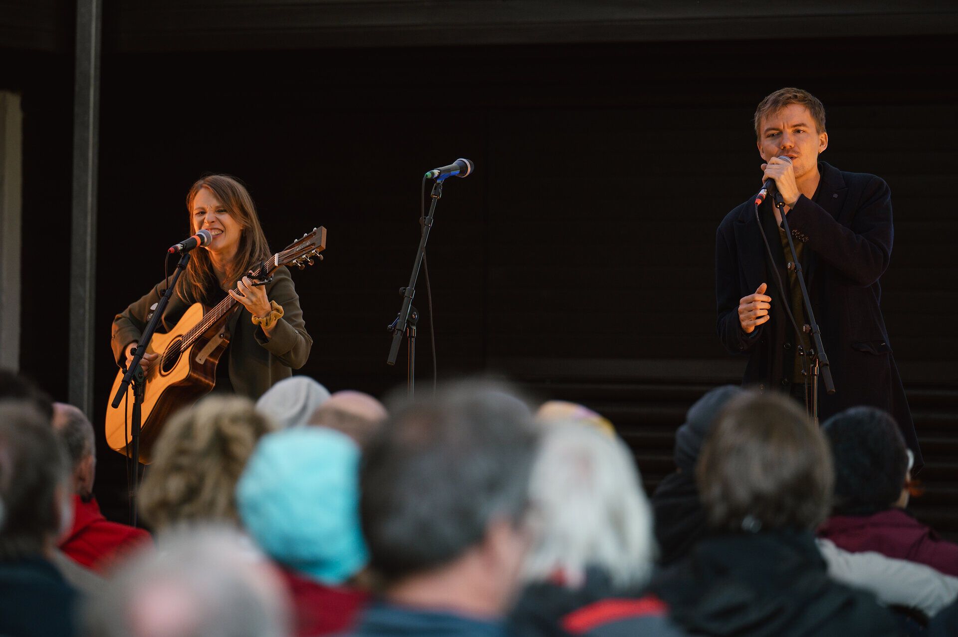 Das Duo Wiener Blond mit Verena Doublier und Sebastian Radon begeistert das Publikum mit humorvollen Texten und schwungvollen Melodien vor der Bergkulisse der Ybbstaler Alpen.