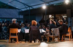 Kabane 13 bei ihrem Auftritt bei den Gipfelklängen.
Die vier Künstler und Künstlerinnen begeistern mit Gesang, Gitarre und Schrammelharmonika – volksnahe Musik in einzigartiger Bergkulisse.