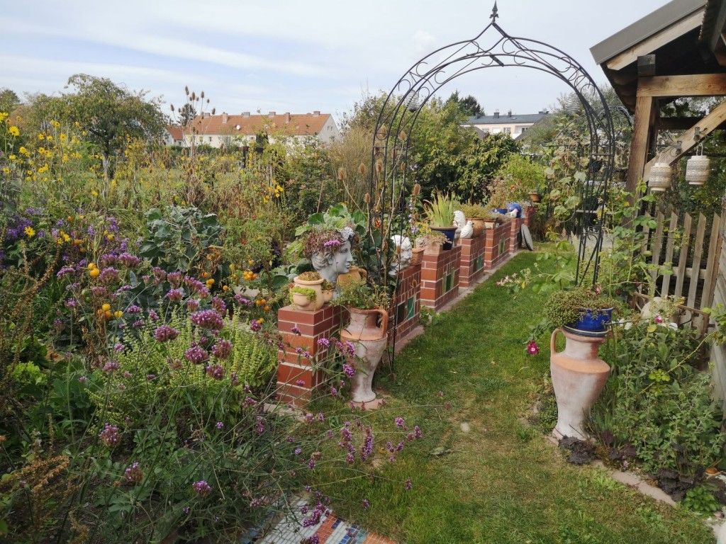 Scherben, Blüten, Blatt und Feder