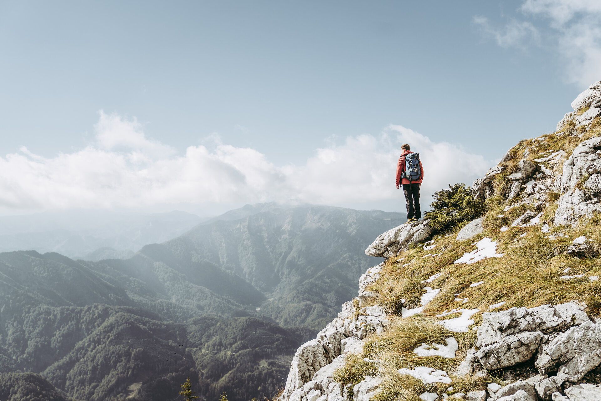 Ein Wanderer steht auf einem majestätischen Felsen und blickt über die sanften Hügel der Ybbstaler Alpen. Die frische Bergluft und die atemberaubende Aussicht laden dazu ein, die Schönheit der Natur in vollen Zügen zu genießen. Hier, wo die Freiheit der Berge spürbar ist, wird jeder Schritt zum unvergesslichen Erlebnis.