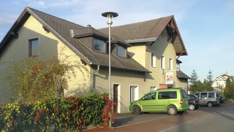 Gasthaus Kern in Prinzersdorf mit geparkten Autos und Laterne.