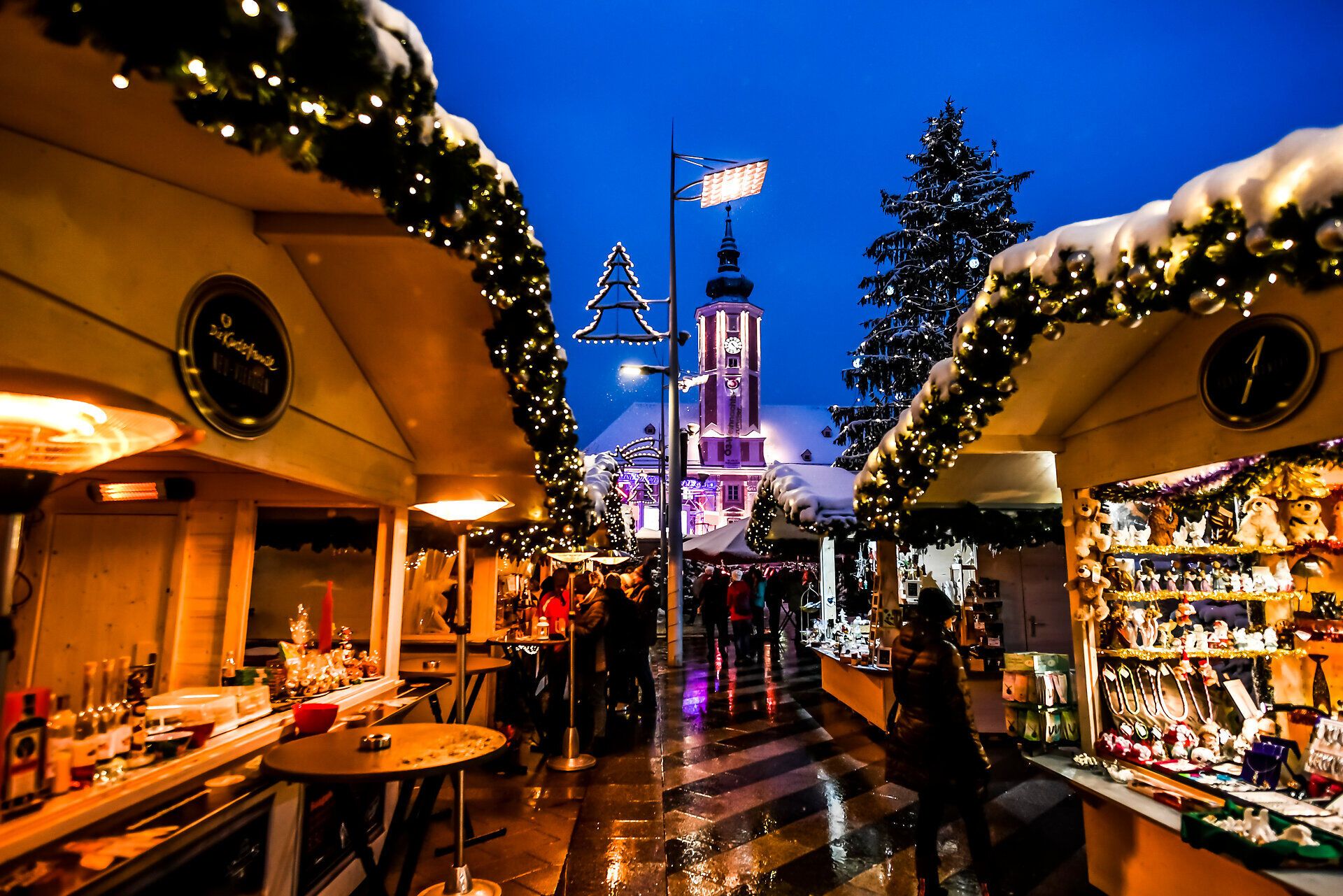 Der Adventmarkt in St. Pölten erstrahlt in festlichem Licht und lädt mit seinen liebevoll dekorierten Ständen zum Verweilen ein. Der Duft von Glühwein und frisch gebackenen Leckereien erfüllt die kalte Winterluft und schafft eine zauberhafte Atmosphäre, die die Vorfreude auf das Weihnachtsfest spürbar macht.