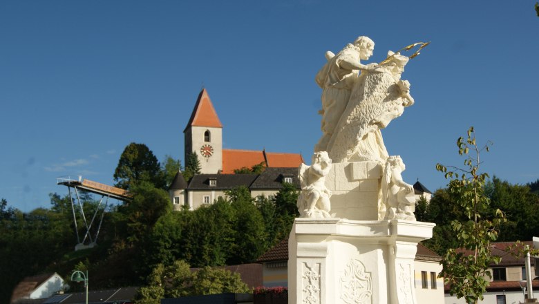 Statue vor Kirche in Kirchberg an der Pielach.
