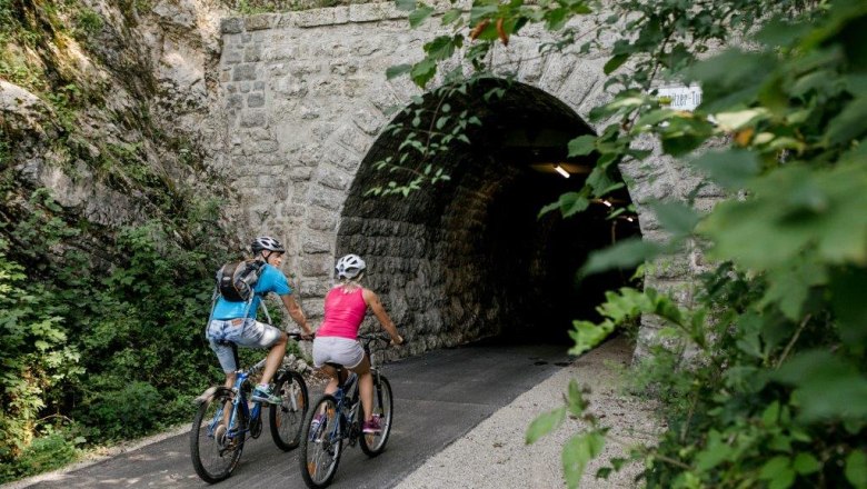 A kerékpárút egyik csúcspontja egy egykori vasúti alagúton vezet át, © schwarz-koenig.at