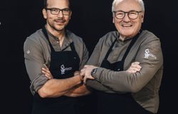 Zwei leidenschaftliche Köche stehen in einem stimmungsvollen Ambiente, umgeben von der kulinarischen Vielfalt des Mostviertels. Ihre Freude am Kochen und die Liebe zu regionalen Zutaten spiegeln sich in ihren strahlenden Gesichtern wider. Hier wird die Tradition des Kochens mit modernem Flair vereint, was jeden Besuch zu einem unvergesslichen Erlebnis macht.