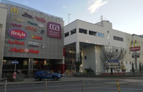 Einkaufszentrum City Center Amstetten mit Logos von Geschäften und McDonald's Schild.
