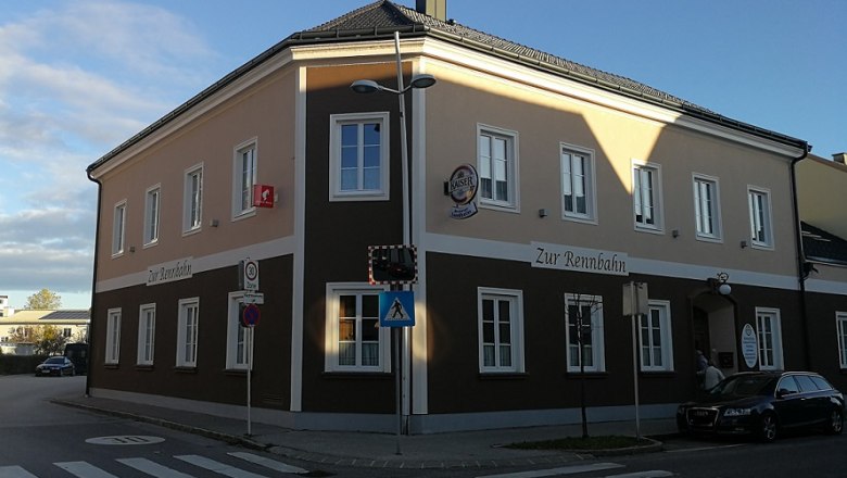 Eckgeb&auml;ude mit der Aufschrift 'Zur Rennbahn' und Kaiser-Bierschild.