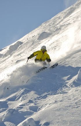 Winterliche Stimmung im Skigebiet Gemeindealpe Mitterbach mit verschneiten Pisten und Bergpanorama.