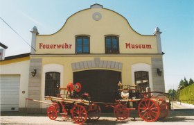 Historische Feuerwehrwagen vor dem Feuerwehrmuseum St. Leonhard am Forst.