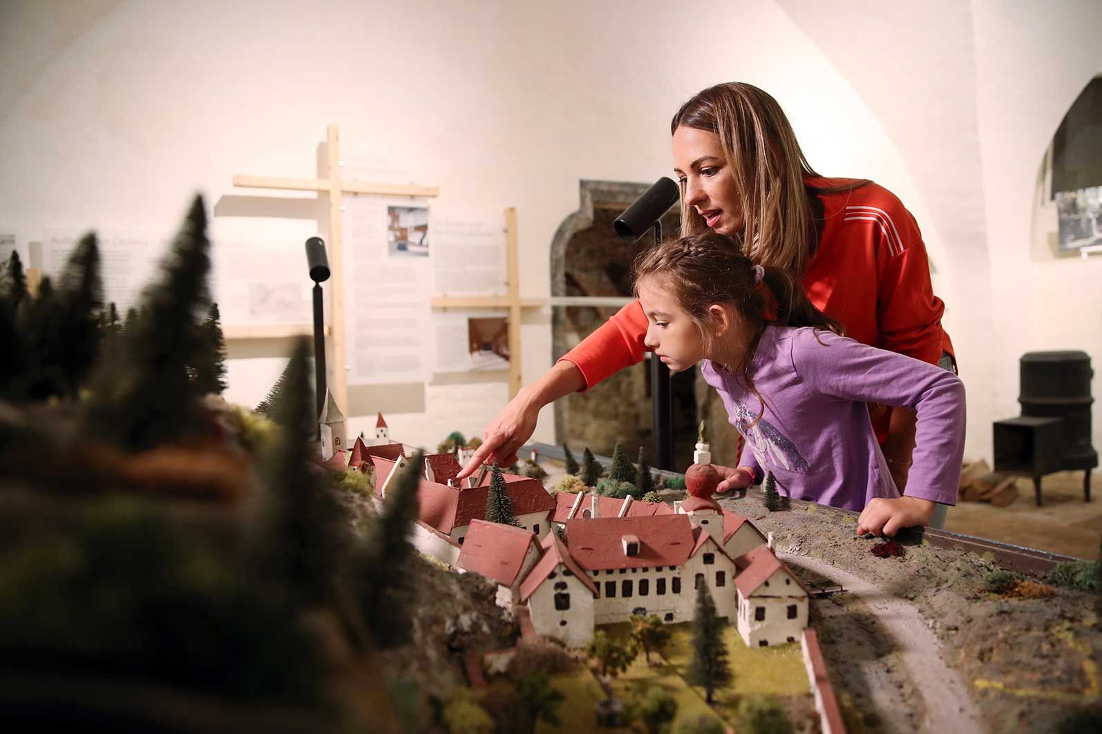 Frau und Mädchen betrachten Modell der Kartause Aggsbach im Karthäusermuseum des ehemaligen Klosters.