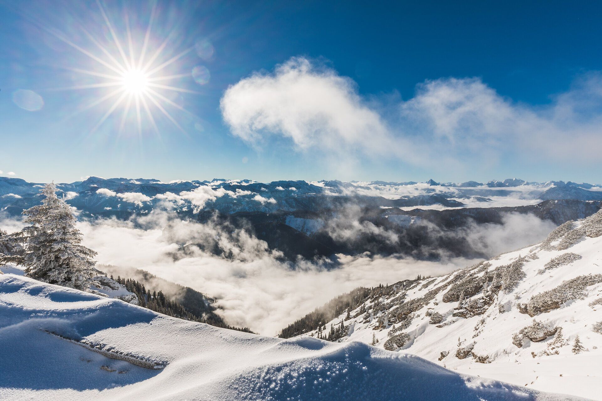Die schneebedeckten Gipfel der Ybbstaler Alpen strahlen im warmen Licht des Sonnenaufgangs. Frische, klare Luft erfüllt die Umgebung, während die ersten Skifahrer die unberührten Pisten erobern. Ein unvergesslicher Start in den Tag, der die Schönheit des Winters in den Bergen perfekt einfängt.