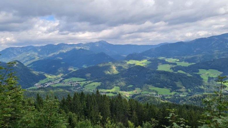 Ausblick auf G&ouml;stling am Weg Richtung Siebenh&uuml;tten., &copy; Martin Bachner_Happy Nest