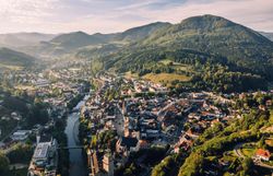 Luftaufnahme von Waidhofen an der Ybbs mit historischer Altstadt, Ybbs und bewaldeten Bergen der Ybbstaler Alpen.