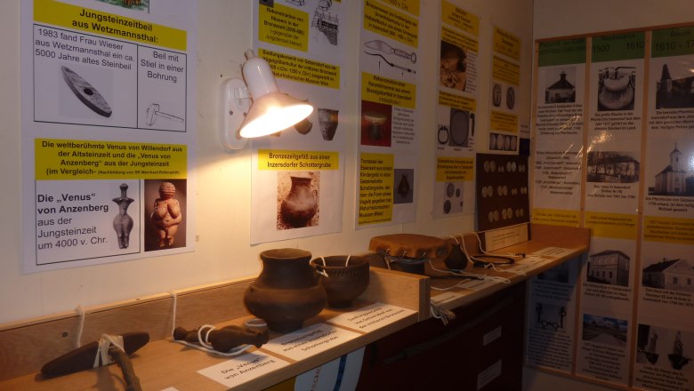 Ausstellung im Heimatmuseum mit arch&auml;ologischen Funden und Informationstafeln.