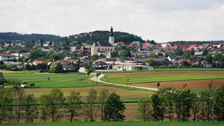 Panorama der Marktgemeinde Karlstetten mit Kirche und umliegenden Feldern.