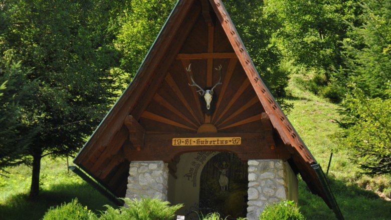Die Kapelle wurde von der Jägerschaft 1997 errichtet. Jedes Jahr begeben sich die Weidmänner mit leuchtenden Fackeln zur Jägerkapelle und feiern die Hubertusmesse, welche von Jagdhornbläsern mitgestaltet wird., © Schwarzenbach/Piel.