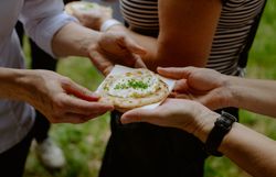 Fein kuratierte Speisen werden gemeinsam probiert.