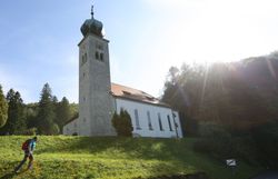 Die sanften Hügel des Melker Alpenvorlands laden zu unvergesslichen Wanderungen ein. Die strahlende Sonne taucht die idyllische Landschaft in warmes Licht, während die charmante Kirche majestätisch über die Wiesen wacht. Hier erleben Besucher die Ruhe und Schönheit der Natur in vollen Zügen.