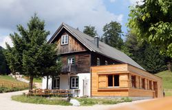 Umgeben von majestätischen Bergen und üppigen Wäldern lädt das Schutzhaus Vorderötscher zu einer wohlverdienten Pause ein. Die rustikale Architektur harmoniert perfekt mit der atemberaubenden Natur, während die frische Bergluft die Sinne belebt. Hier erleben Besucher die Schönheit der alpinen Landschaft in vollen Zügen.