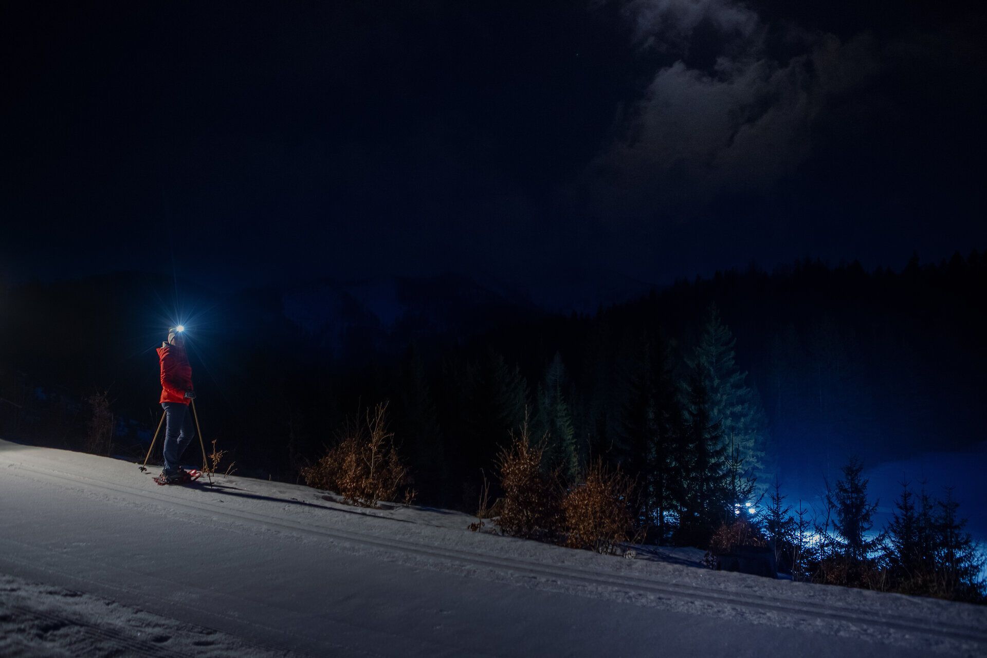 In der stillen Nacht erleuchtet der Schnee den Weg für abenteuerlustige Schneeschuhwanderer. Die klare Luft und die funkelnden Sterne schaffen eine magische Atmosphäre, die zum Entdecken einlädt. Hier, im Herzen des Mariazellerlandes, wird der Winter zum unvergesslichen Erlebnis.