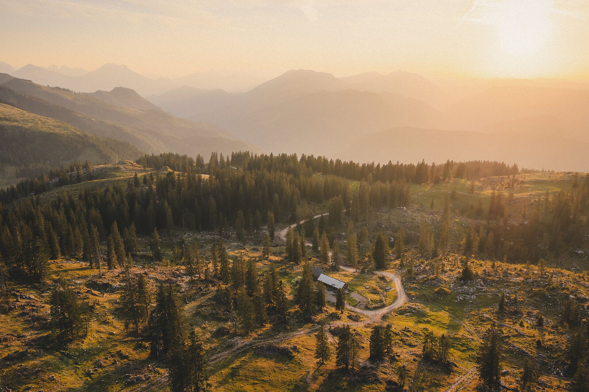 Sonnenuntergang auf der Schwarzalm mit Bergpanorama im Hintergrund.