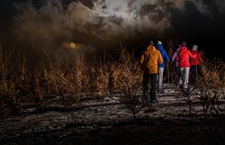 Unter dem sanften Licht des Mondes wandern die Schneeschuhläufer durch die winterliche Landschaft. Die schneebedeckten Hügel und die schimmernden Wolken schaffen eine magische Atmosphäre, die zum Verweilen einlädt. Ein unvergessliches Erlebnis in der Stille der Nacht.