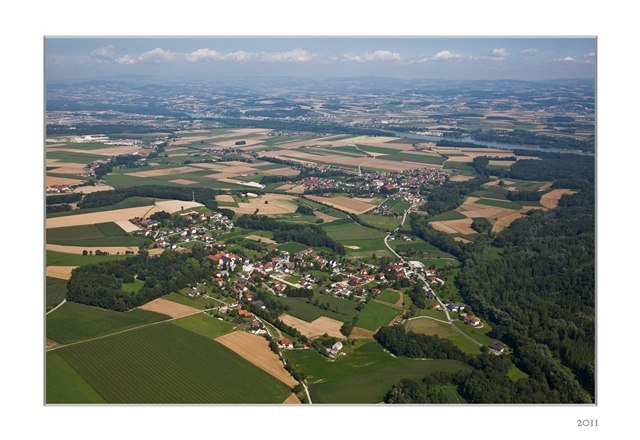 Luftaufnahme von St. Pantaleon-Erla mit Feldern und Wäldern.