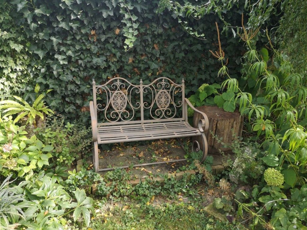 Scherben, Blüten, Blatt und Feder
