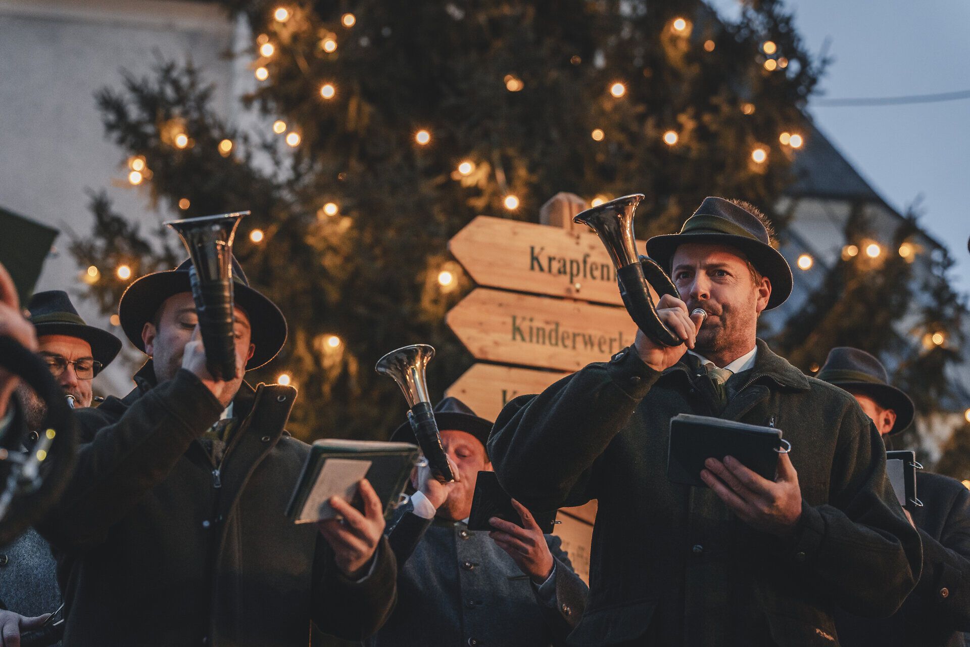 Die Bläsergruppe stimmt musikalisch auf Weihnachten ein.