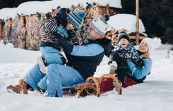 Winter am Ötscher bedeutet gemeinsame Zeit in der Natur: Familien genießen das Spielen im Schnee, frische Bergluft und die ruhige Winterlandschaft der Ybbstaler Alpen. Rund um den Ötscher lädt der Winter zu unbeschwerten Momenten abseits des Alltags ein – natürlich, entschleunigt und familienfreundlich
