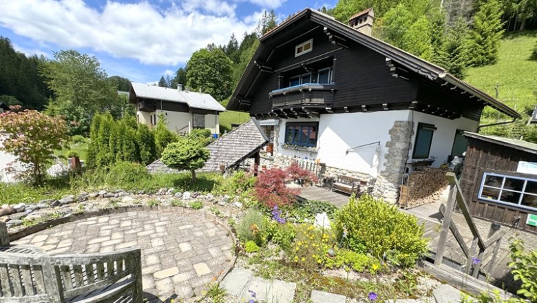 Garten mit Steinelementen, Beeten und Sitzplatz, &copy; Haus Anton