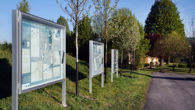 Display boards at Bründl Chapel, © Weinfranz