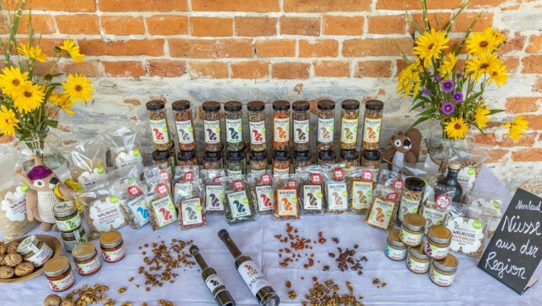 NUSSLAND, die Nussknacker die veredeln, © Theo Kust