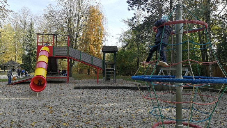 Spielplatz mit Rutsche und Kletterger&uuml;st im Hammerpark.