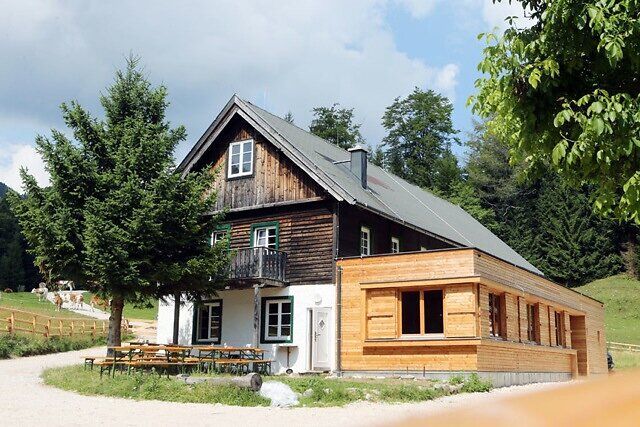 Umgeben von majestätischen Bergen und üppigem Grün, lädt das Schutzhaus Vorderötscher Wanderer zu einer wohlverdienten Rast ein. Die rustikale Architektur harmoniert perfekt mit der idyllischen Landschaft, während die frische Bergluft und der Duft von Nadelbäumen die Sinne beleben.