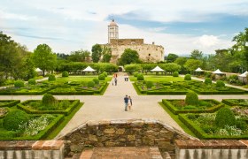 Renaissanceschloss Schallaburg mit gepflegtem Garten und Besuchern.