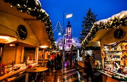 Der Adventmarkt in St. Pölten erstrahlt in festlichem Licht und lädt mit seinen liebevoll dekorierten Ständen zum Verweilen ein. Der Duft von Glühwein und frisch gebackenen Leckereien erfüllt die kalte Winterluft und schafft eine zauberhafte Atmosphäre, die die Vorfreude auf das Weihnachtsfest spürbar macht.
