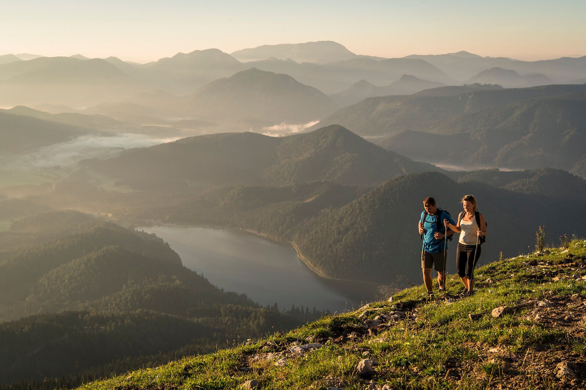 Die sanften Hügel und majestätischen Berge laden zu unvergesslichen Wanderungen ein. Frische Bergluft und atemberaubende Ausblicke auf die umliegenden Täler schaffen eine harmonische Verbindung zur Natur. Hier erleben Sie die Schönheit des Bergsommers in vollen Zügen.