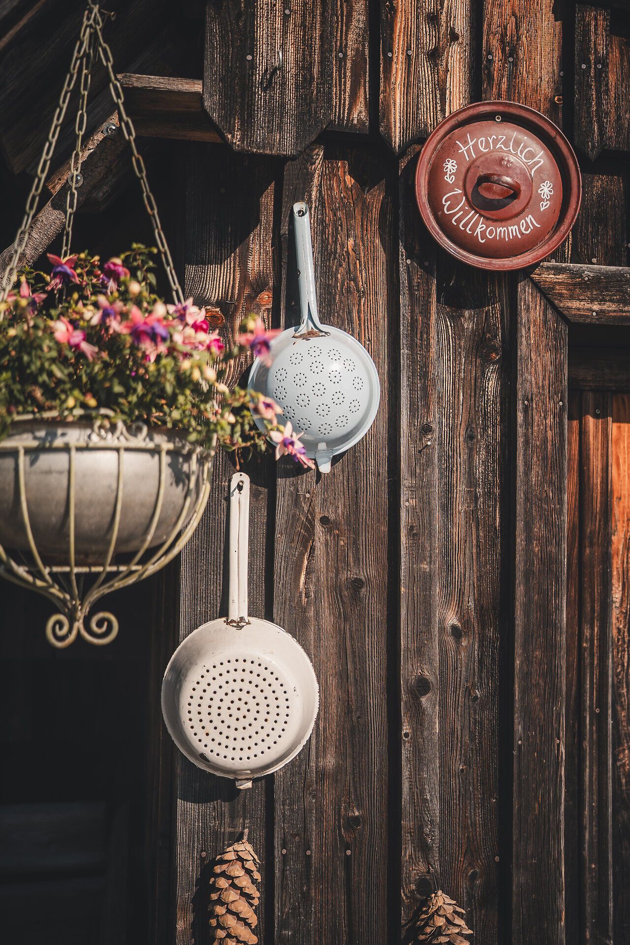 Detailaufnahme der Fassade einer traditionellen Almhütte mit liebevollen Dekoelementen.