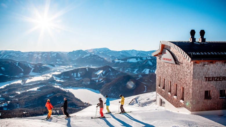 Panoramablick über das winterliche Mariazellerland, © Bergbahnen Mitterbach, Fred Lindmoser