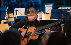 Auftaktveranstaltung am Freitag, 12. September 2025 in Hohenberg.
Peter Havlicek spielt im Vordergrund Kontragitarre. Das Zusammnespiel mit dem Musikverein Hohenberg ist eine Verbindung aus Schauspiel, Musik und Kultur.